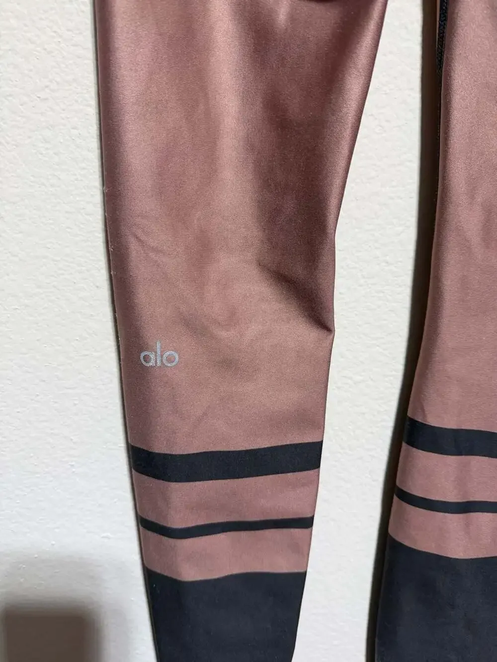 Alo Yoga High-Waist Tech Lift Airbrush Leggings in Rosewater/Black